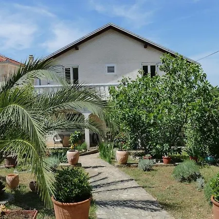 Big Family House With Access Dom wakacyjny Ždrelac